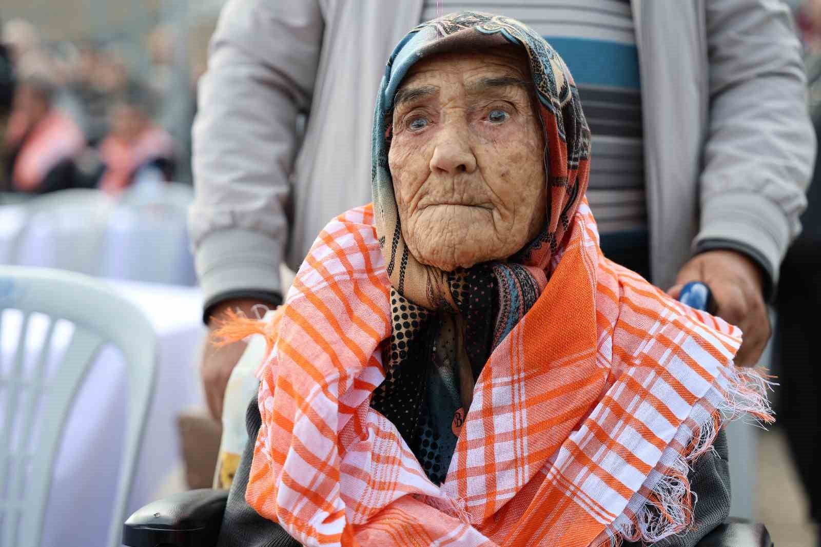 Hatice ninenin deve güreşi aşkı, engel tanımıyor
