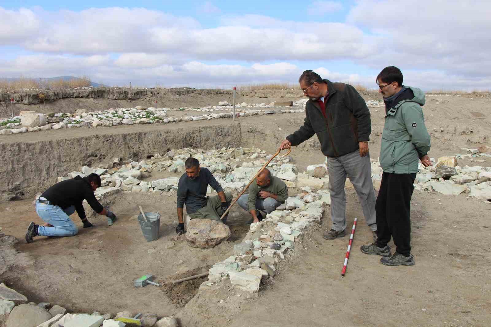 Oluz Höyük kazısında 2 bin 100 yıllık kuş şeklinde asker düdüğü bulundu
