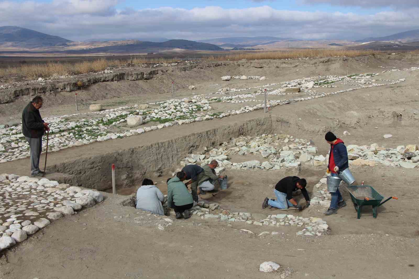 Oluz Höyük kazısında 2 bin 100 yıllık kuş şeklinde asker düdüğü bulundu
