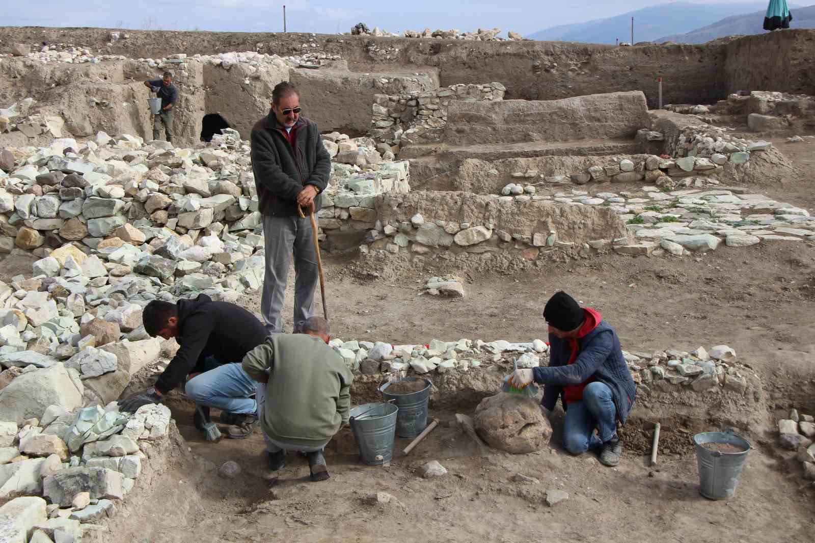 Oluz Höyük kazısında 2 bin 100 yıllık kuş şeklinde asker düdüğü bulundu
