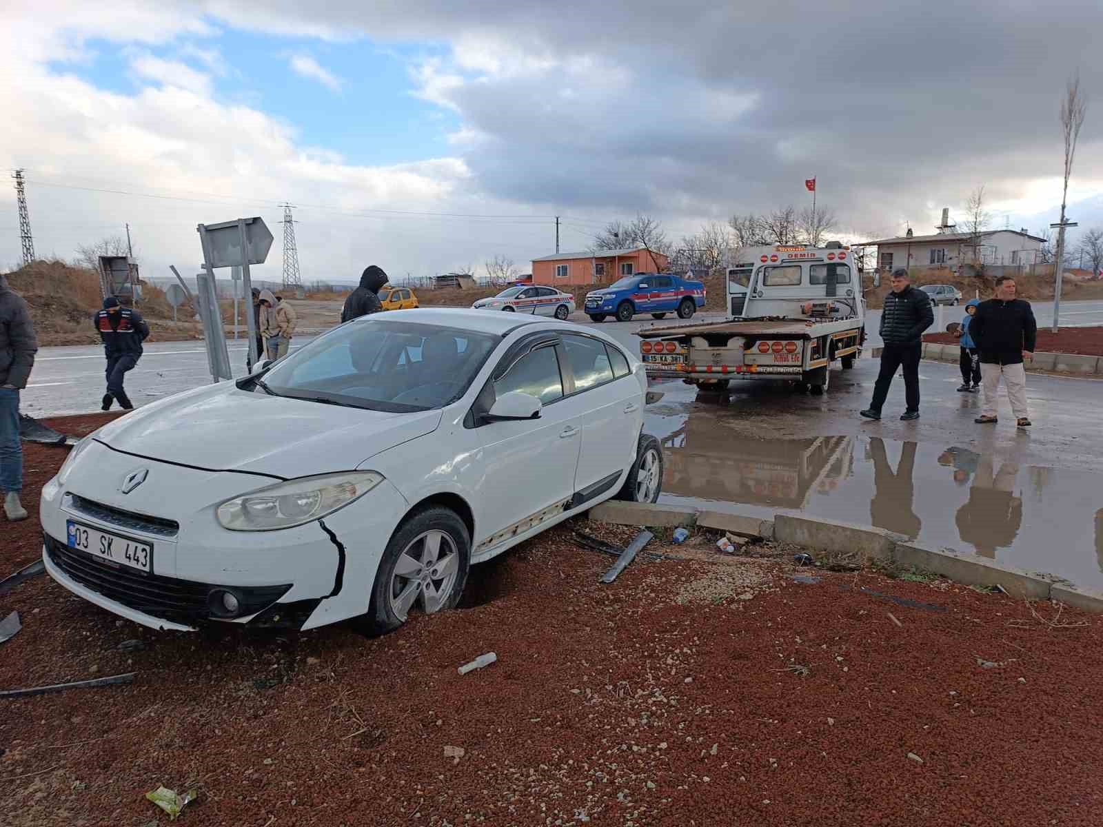 Kavşakta çarpışan otomobillerden birinin sürücüsü yaralandı
