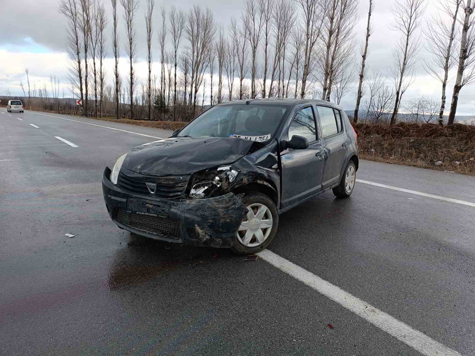 Kavşakta çarpışan otomobillerden birinin sürücüsü yaralandı
