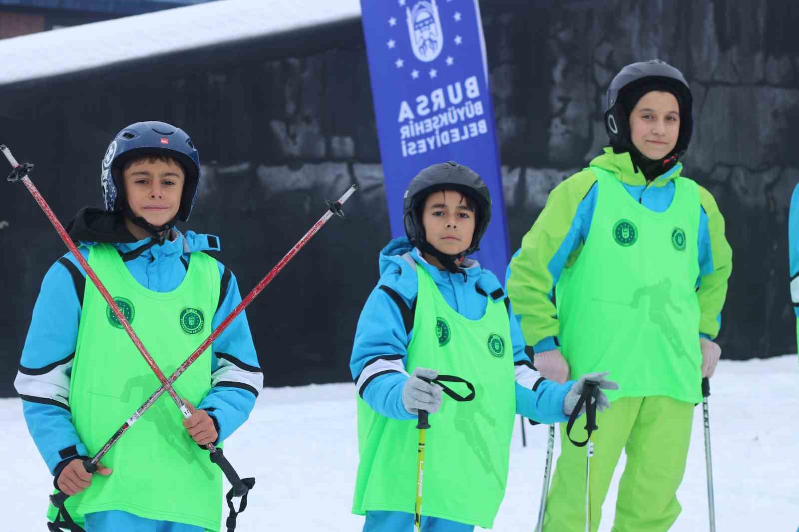 Uludağ’da öğrencilerin kayak heyecanı
