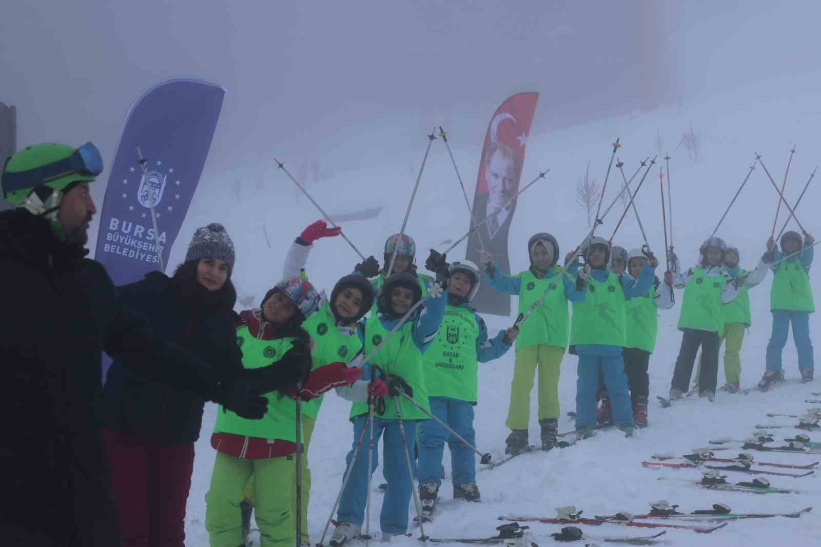 Uludağ’da öğrencilerin kayak heyecanı
