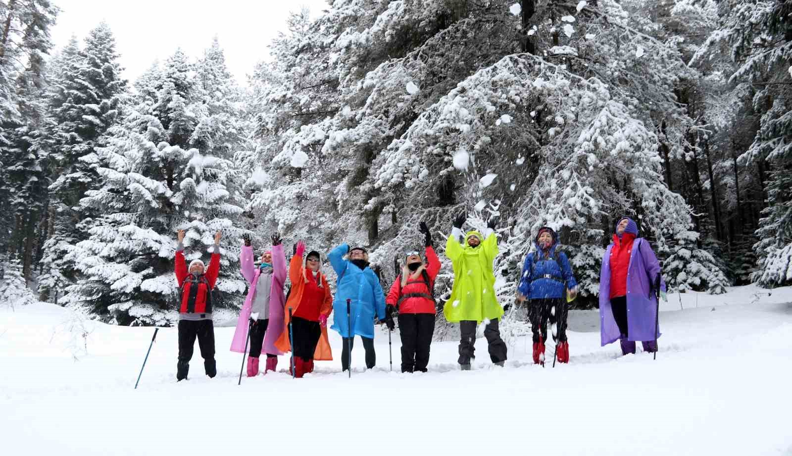 Karlı havaya rağmen 15 kilometre yürüdüler
