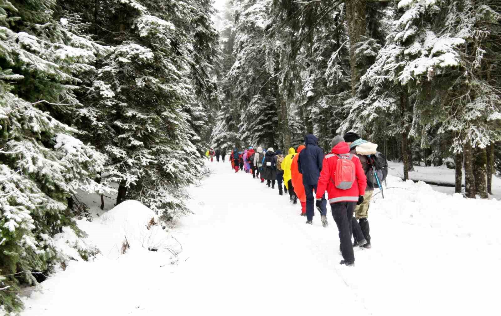 Karlı havaya rağmen 15 kilometre yürüdüler
