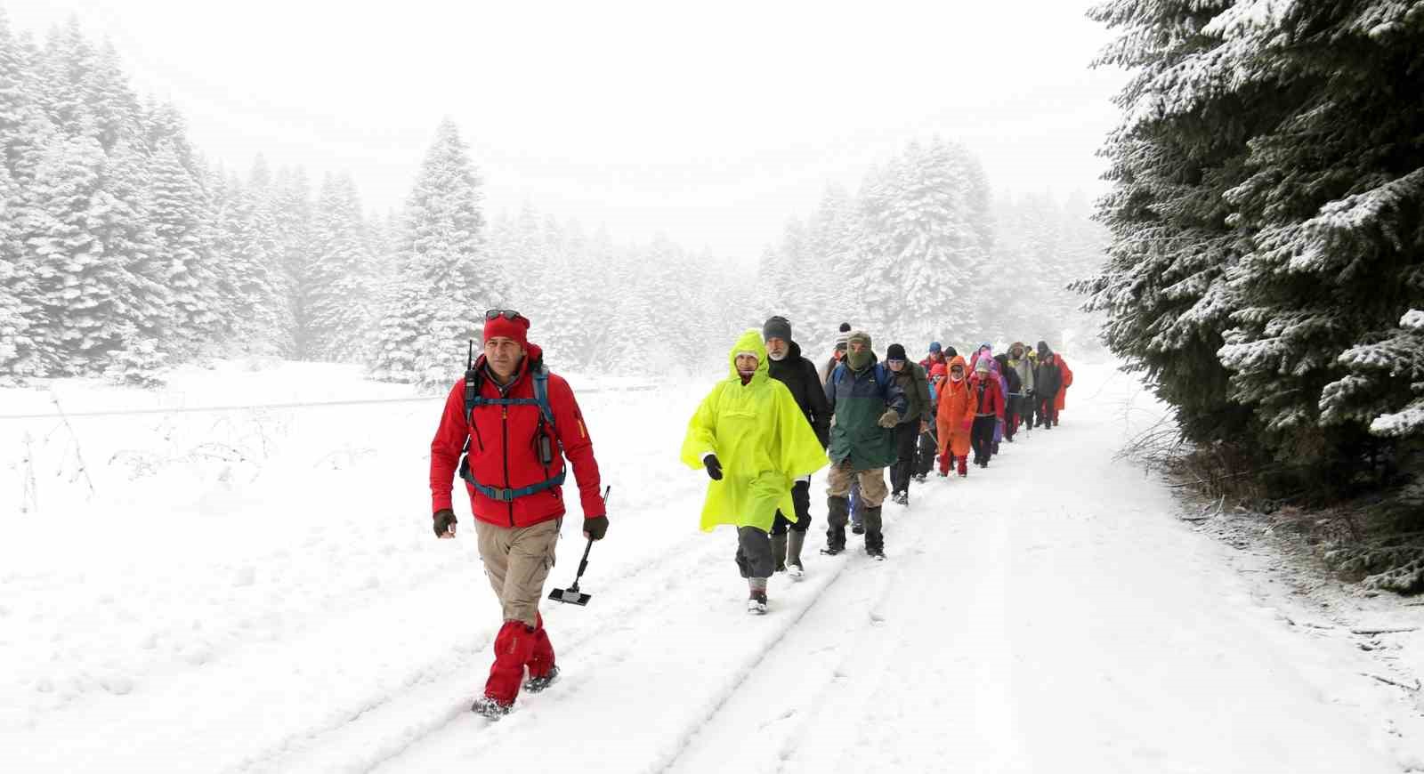 Karlı havaya rağmen 15 kilometre yürüdüler
