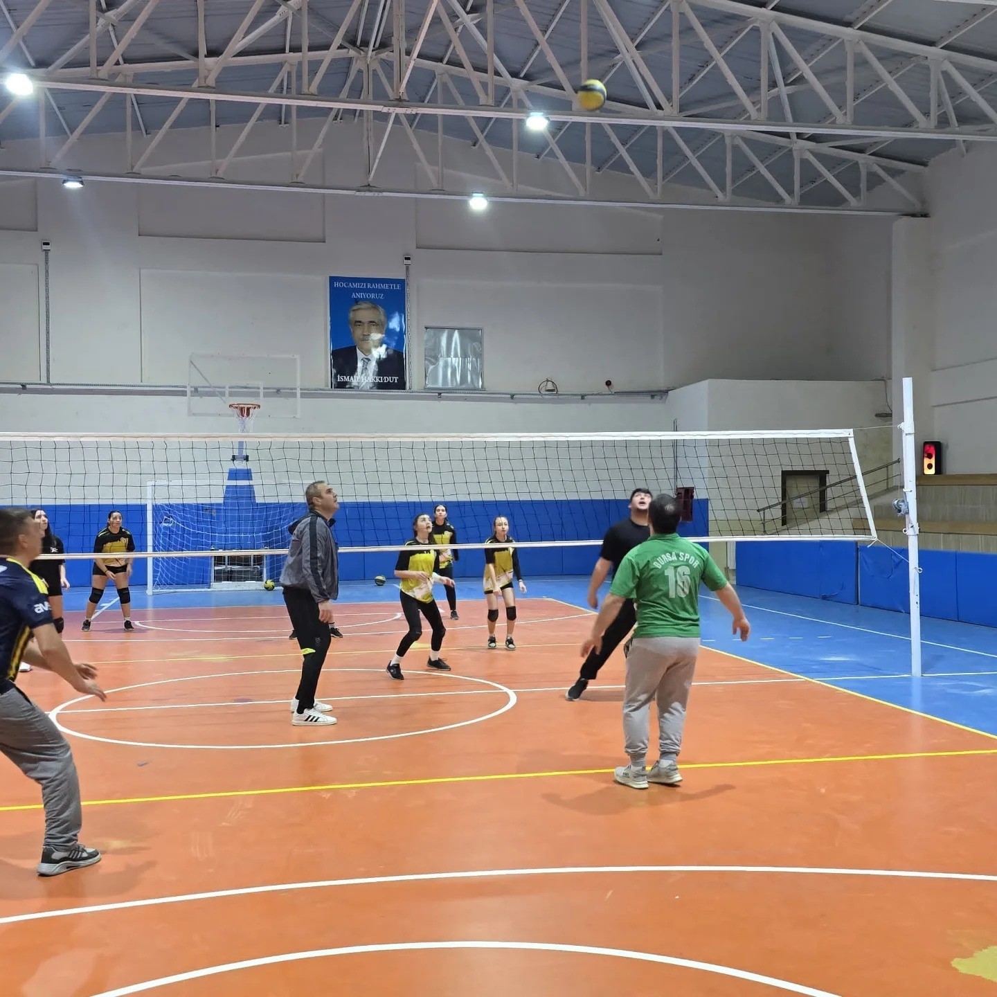 Başkan Dilsiz’den kız voleybol takımına maç öncesi motivasyon desteği
