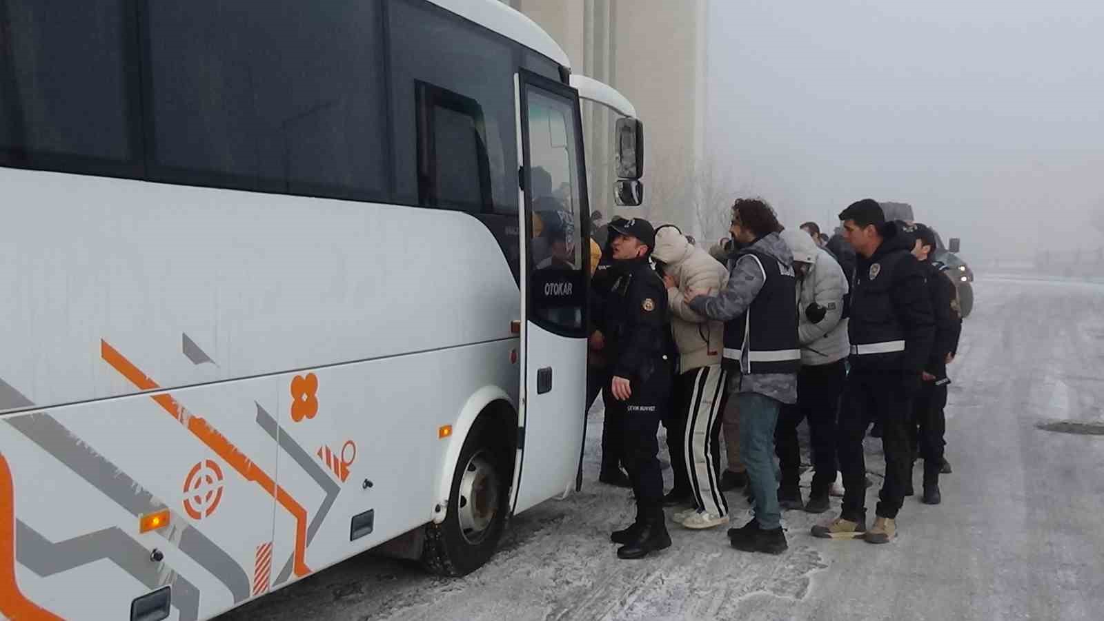 Sosyal medya üzerinden giyim eşyası satarak dolandırıcılık yapan çete çökertildi
