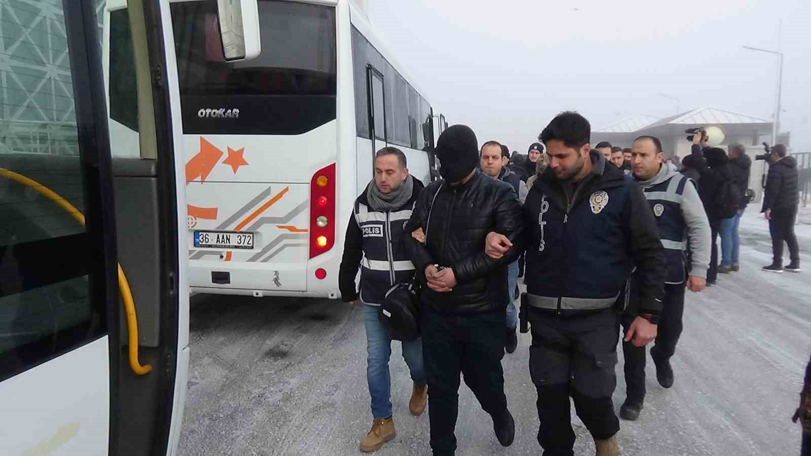 Sosyal medya üzerinden giyim eşyası satarak dolandırıcılık yapan çete çökertildi
