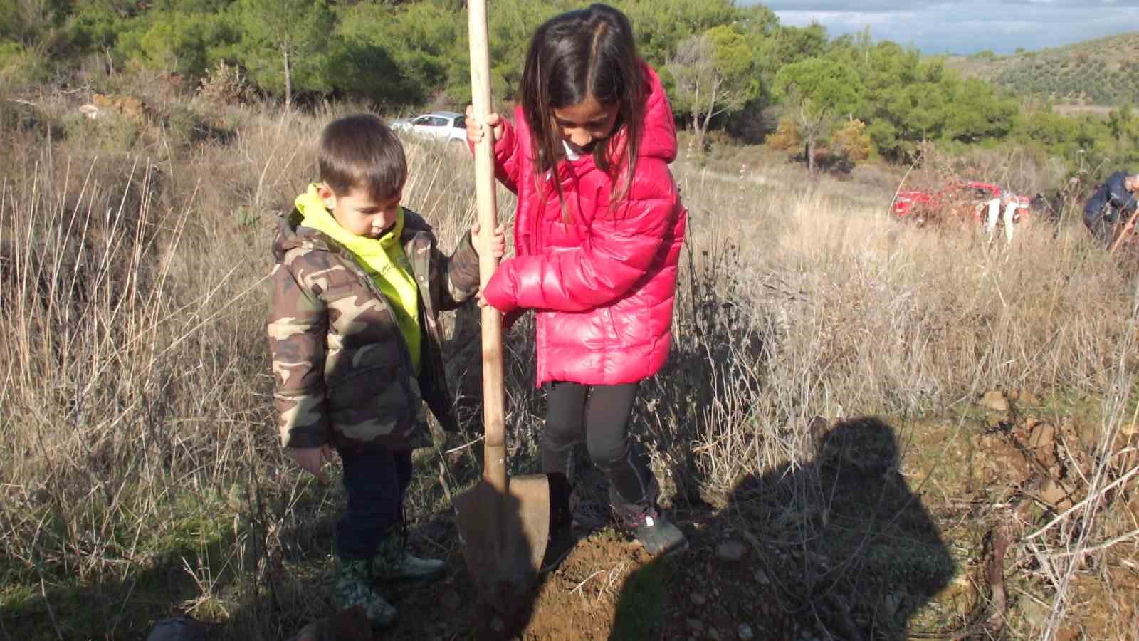 Balıkesir’de 7’den 70’e fidan diktiler
