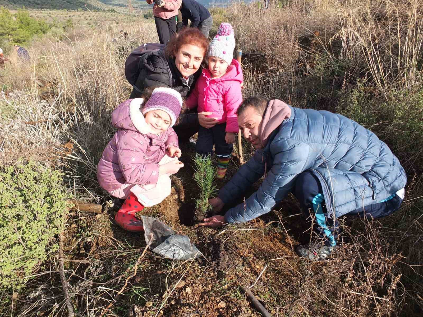 Balıkesir’de 7’den 70’e fidan diktiler
