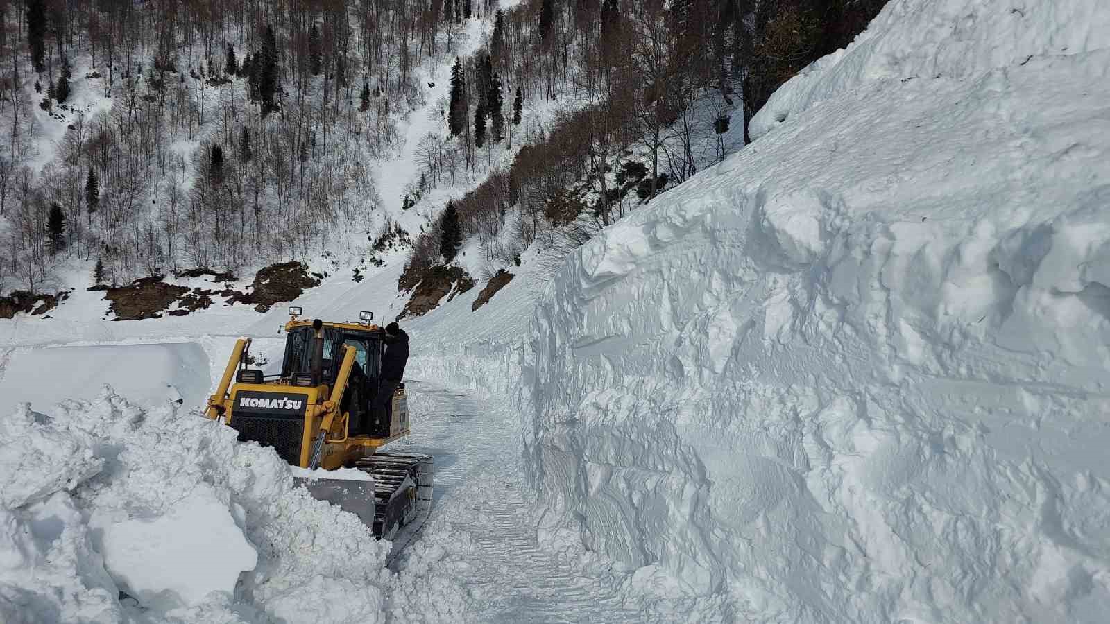 Kar nedeniyle ulaşıma kapanan Artvin’in Macahel Geçidi’nde yol açma çalışmaları 10 gündür devam ediyor
