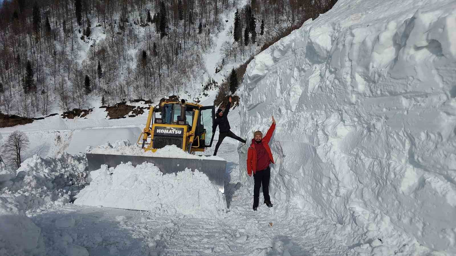 Kar nedeniyle ulaşıma kapanan Artvin’in Macahel Geçidi’nde yol açma çalışmaları 10 gündür devam ediyor
