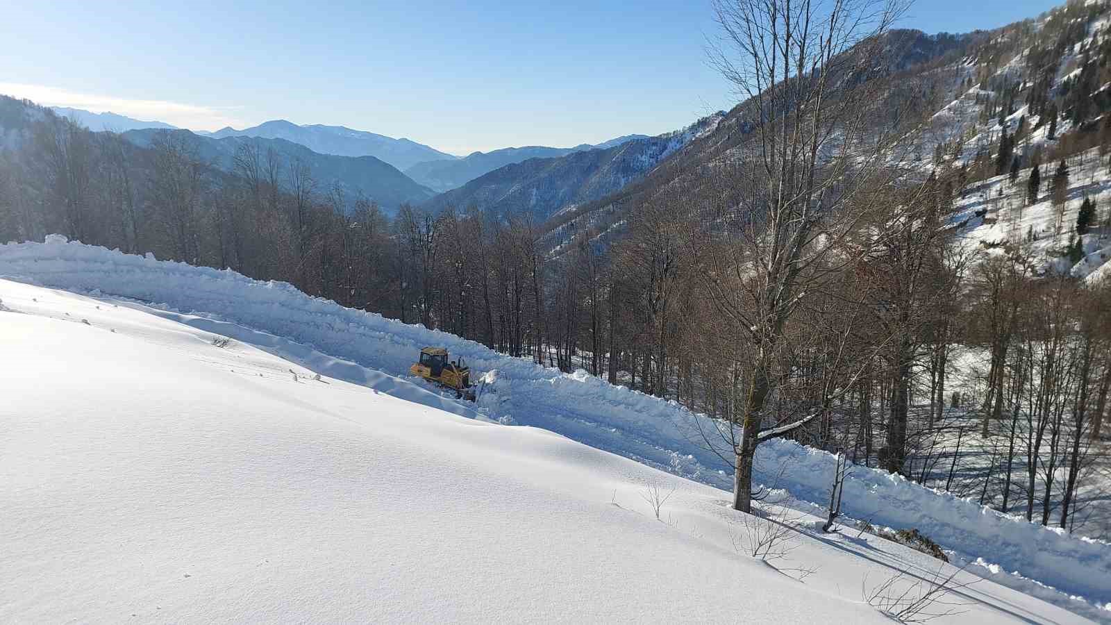 Kar nedeniyle ulaşıma kapanan Artvin’in Macahel Geçidi’nde yol açma çalışmaları 10 gündür devam ediyor
