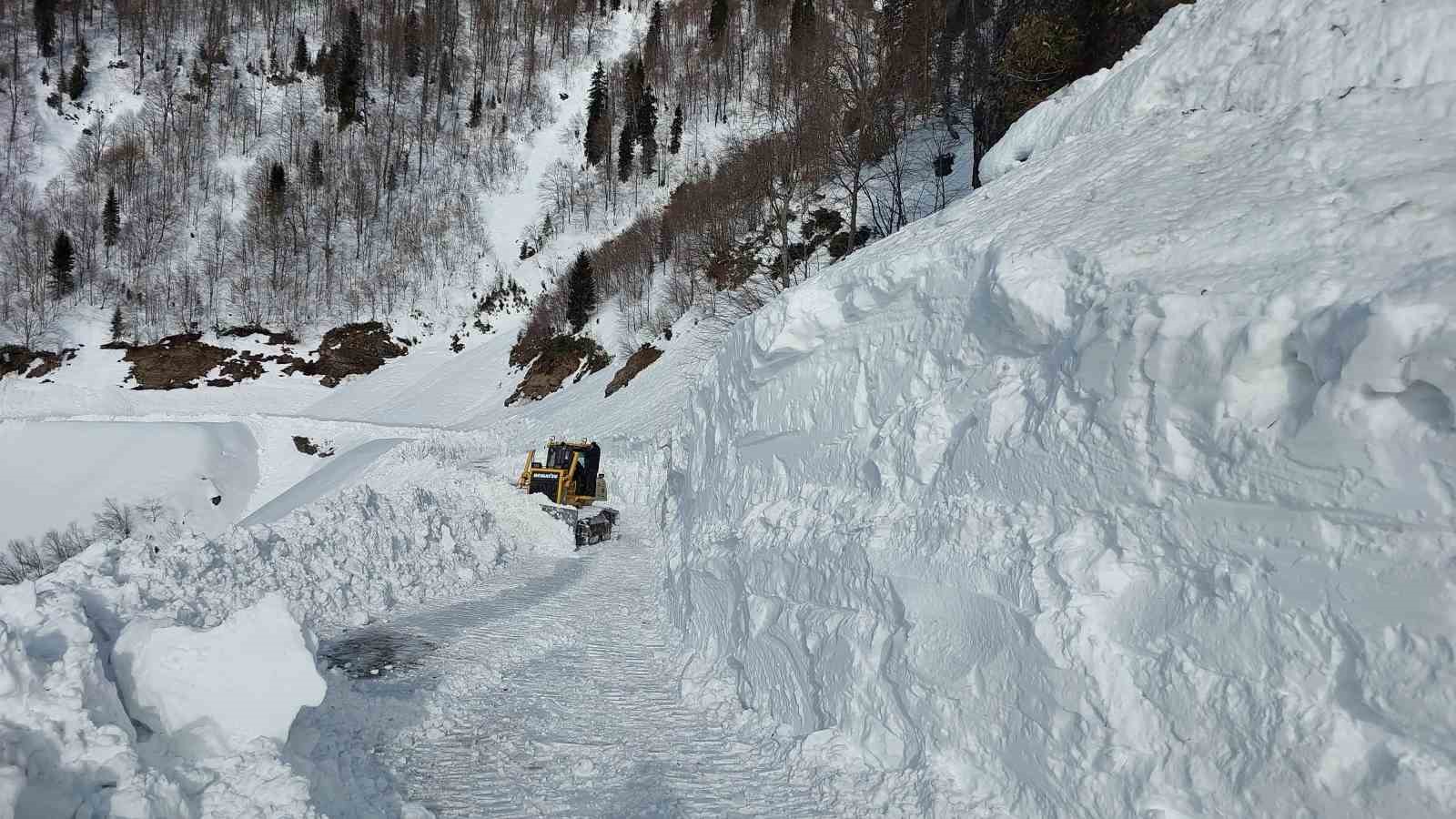 Kar nedeniyle ulaşıma kapanan Artvin’in Macahel Geçidi’nde yol açma çalışmaları 10 gündür devam ediyor
