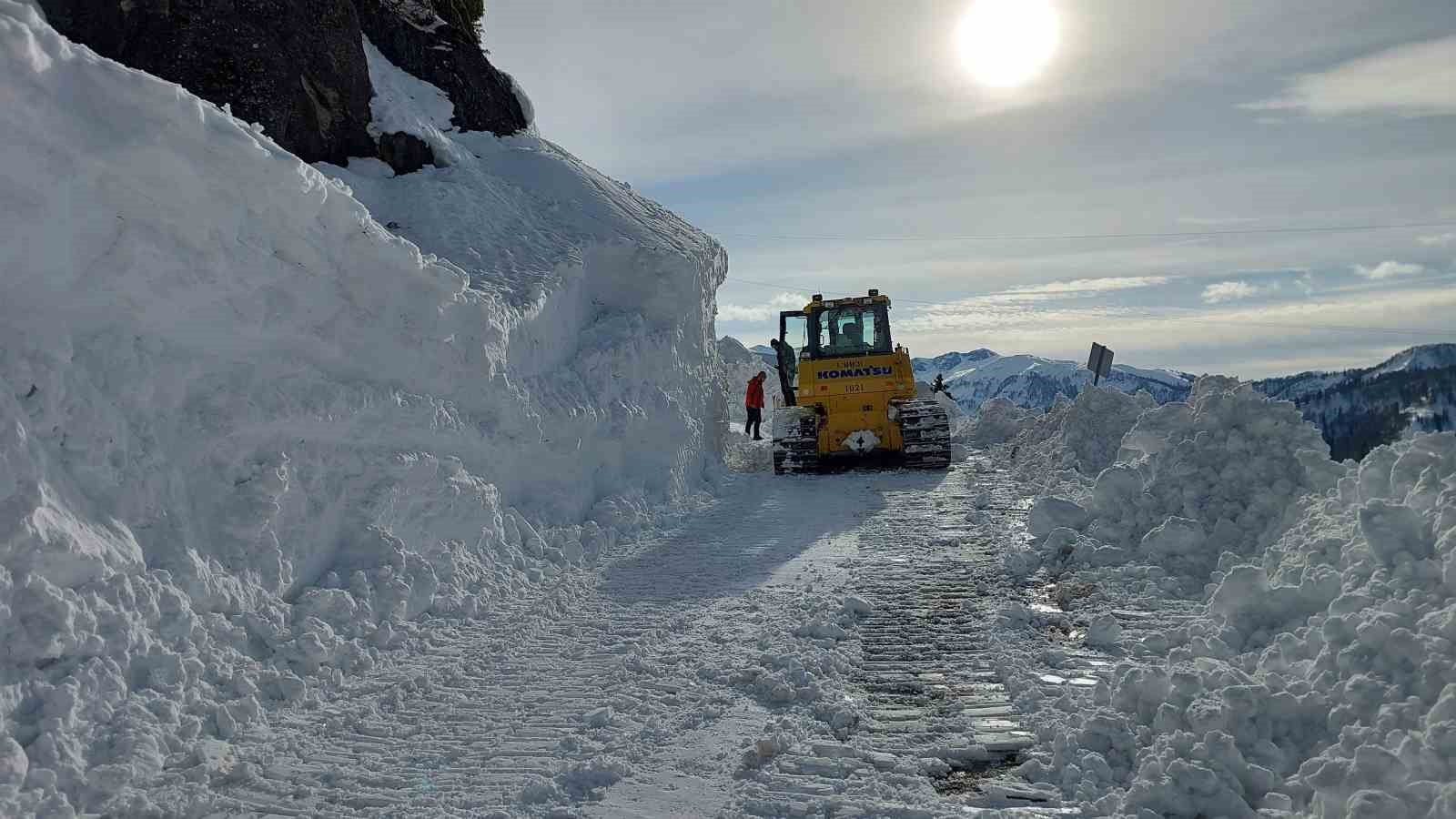 Kar nedeniyle ulaşıma kapanan Artvin’in Macahel Geçidi’nde yol açma çalışmaları 10 gündür devam ediyor
