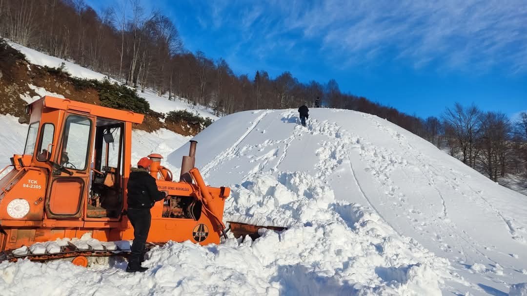 Kar nedeniyle ulaşıma kapanan Artvin’in Macahel Geçidi’nde yol açma çalışmaları 10 gündür devam ediyor
