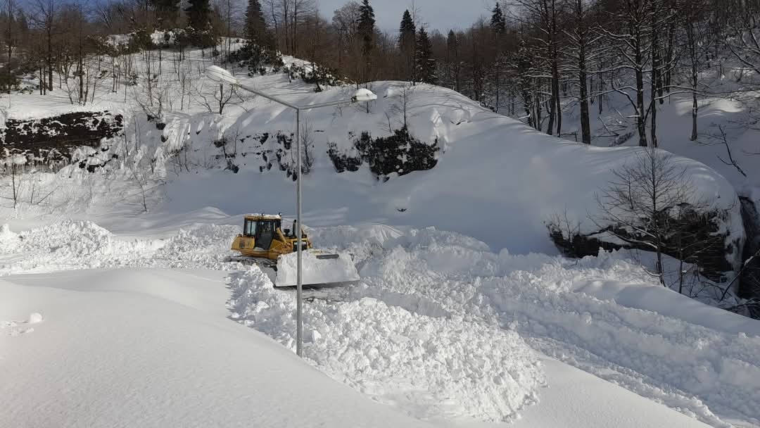 Kar nedeniyle ulaşıma kapanan Artvin’in Macahel Geçidi’nde yol açma çalışmaları 10 gündür devam ediyor
