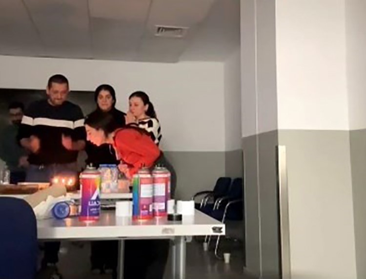 Bomba izlenimi verdiği düzenek ve silahlarla 9 fabrika çalışanı rehin almıştı: 