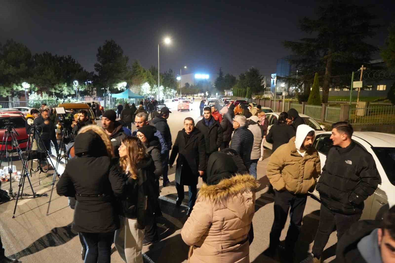 Bomba izlenimi verdiği düzenek ve silahlarla 9 fabrika çalışanı rehin almıştı: 