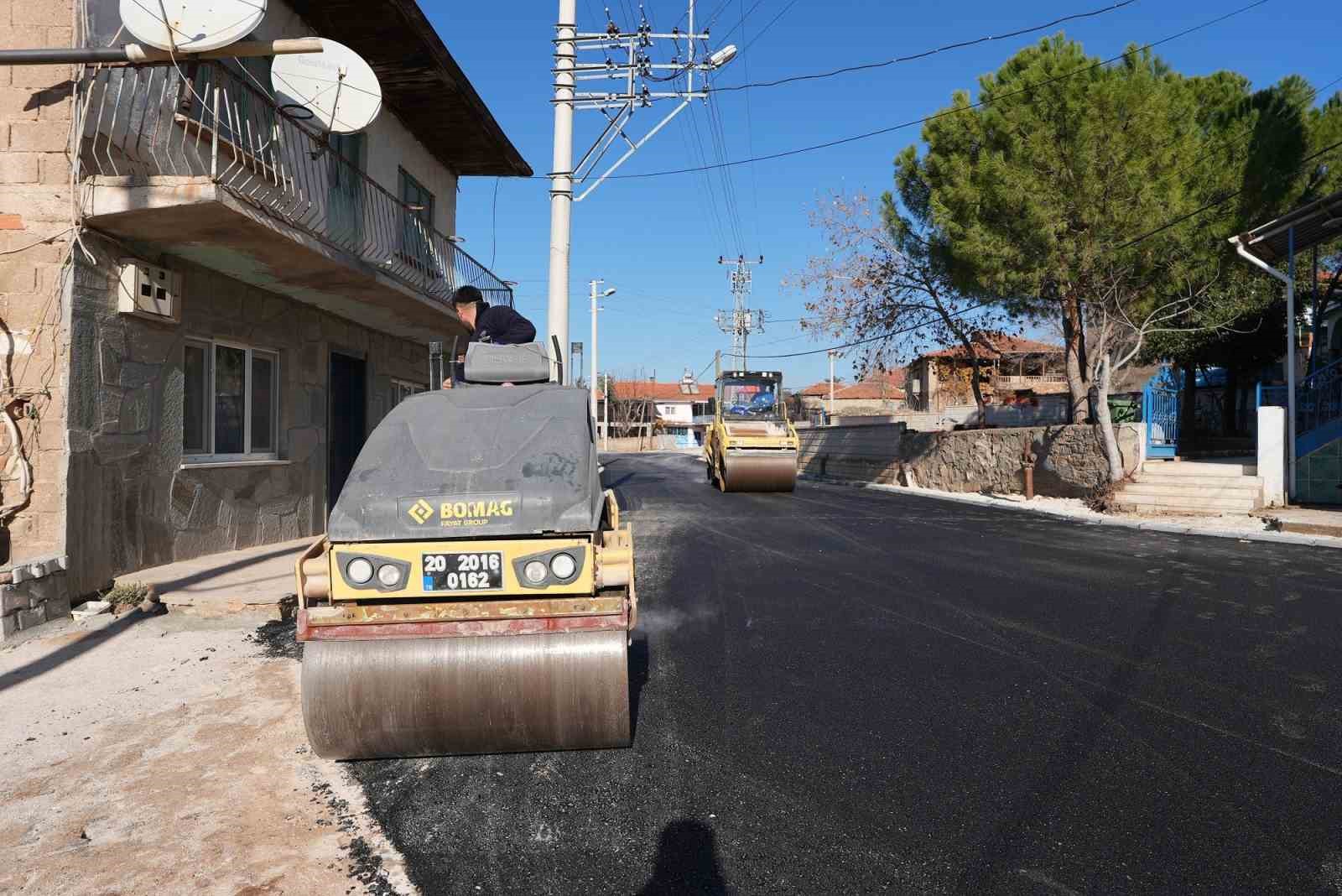 Denizli Büyükşehir Belediyesi, Kutlubey projesinde bin ton asfalt, 90 bin metrekare beton parke taşı döşendi
