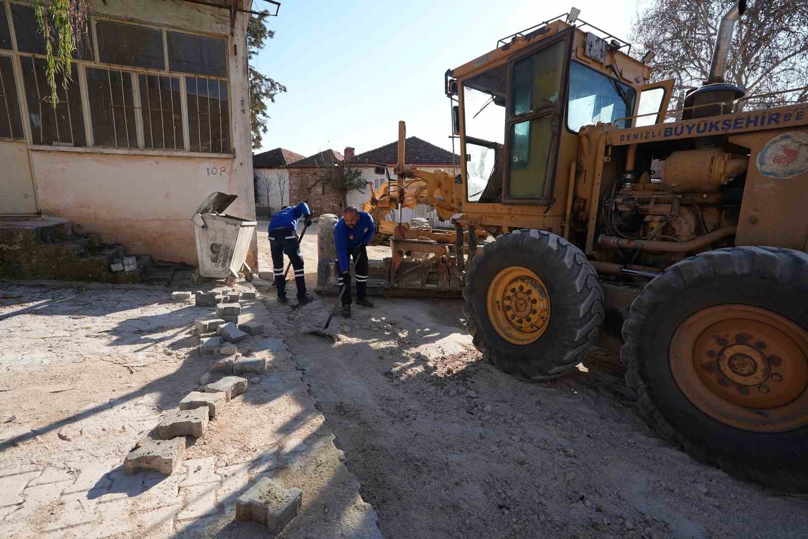 Denizli Büyükşehir Belediyesi, Kutlubey projesinde bin ton asfalt, 90 bin metrekare beton parke taşı döşendi
