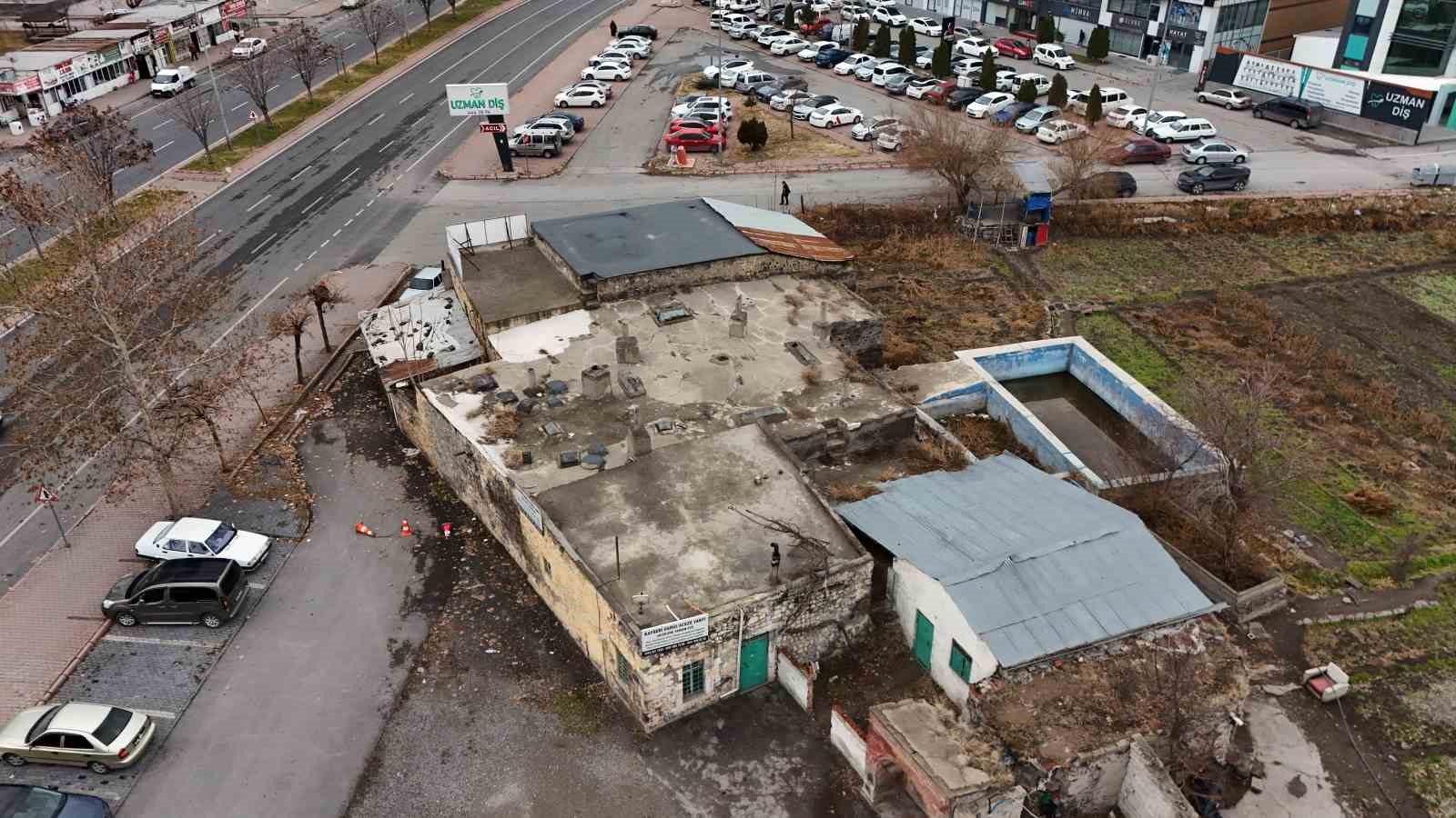 Tarihî Deveci Hamamı bakımsızlıktan yıkılmak üzere
