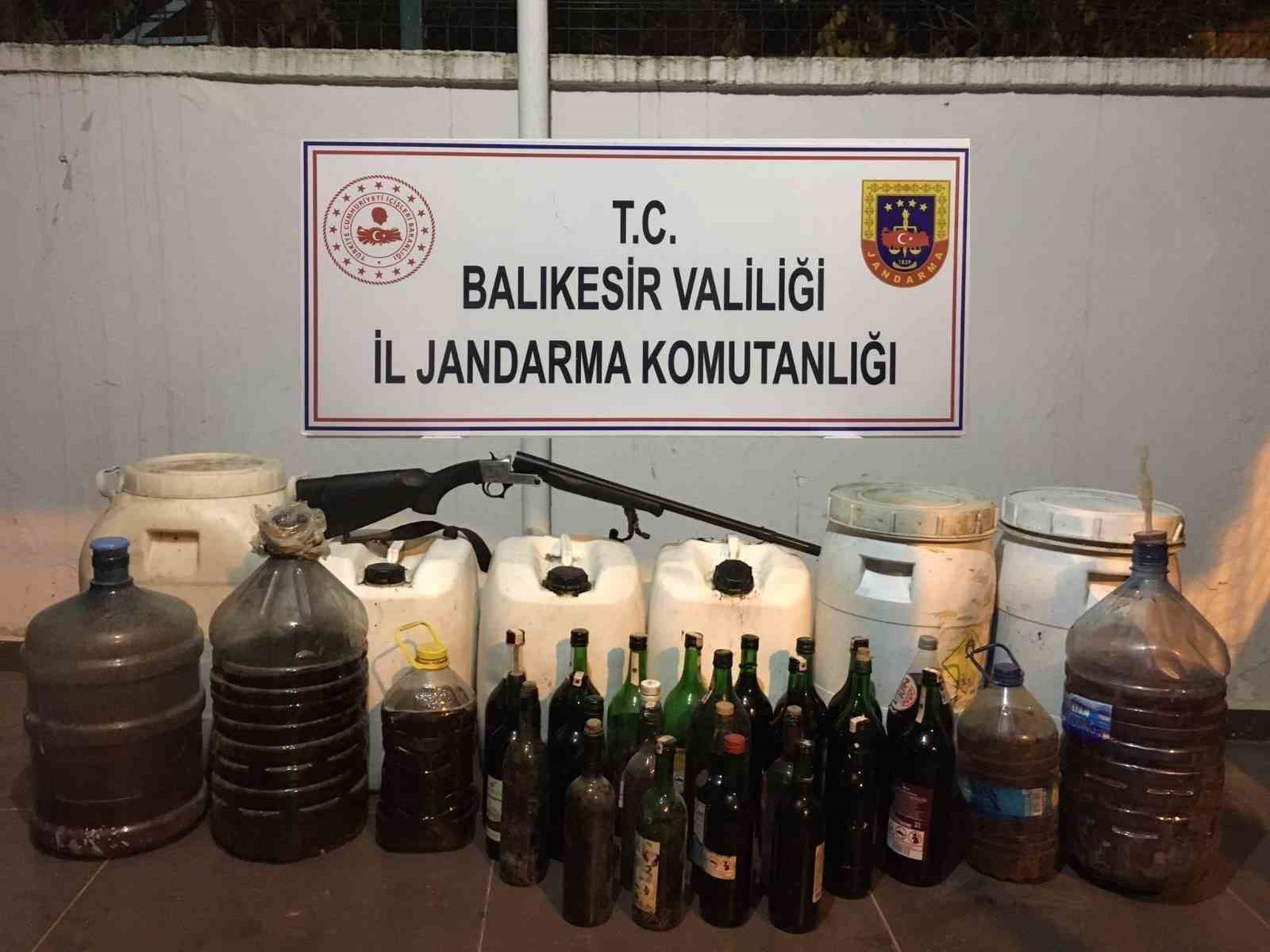 Balıkesir’de yılbaşı öncesi sahte 310 litre sahte alkol ele geçirildi
