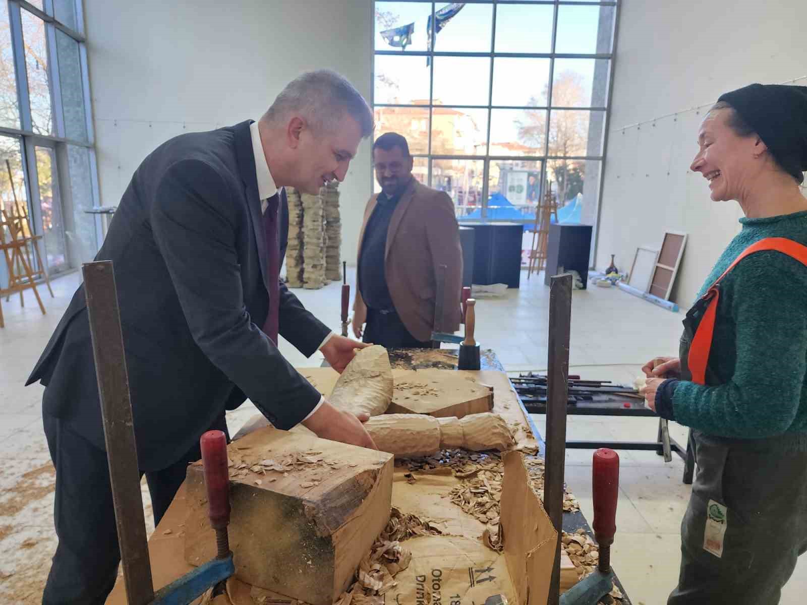 Değirmendere’deki ahşap heykeller onarılıyor
