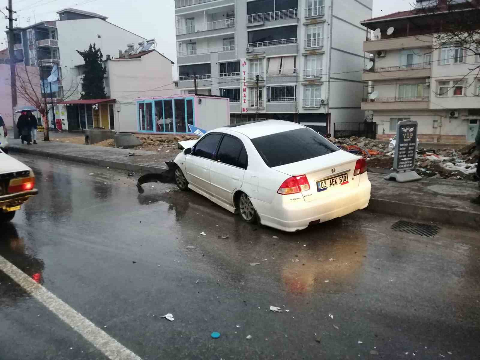 Minibüs ile otomobil çarpıştı: 3 yaralı
