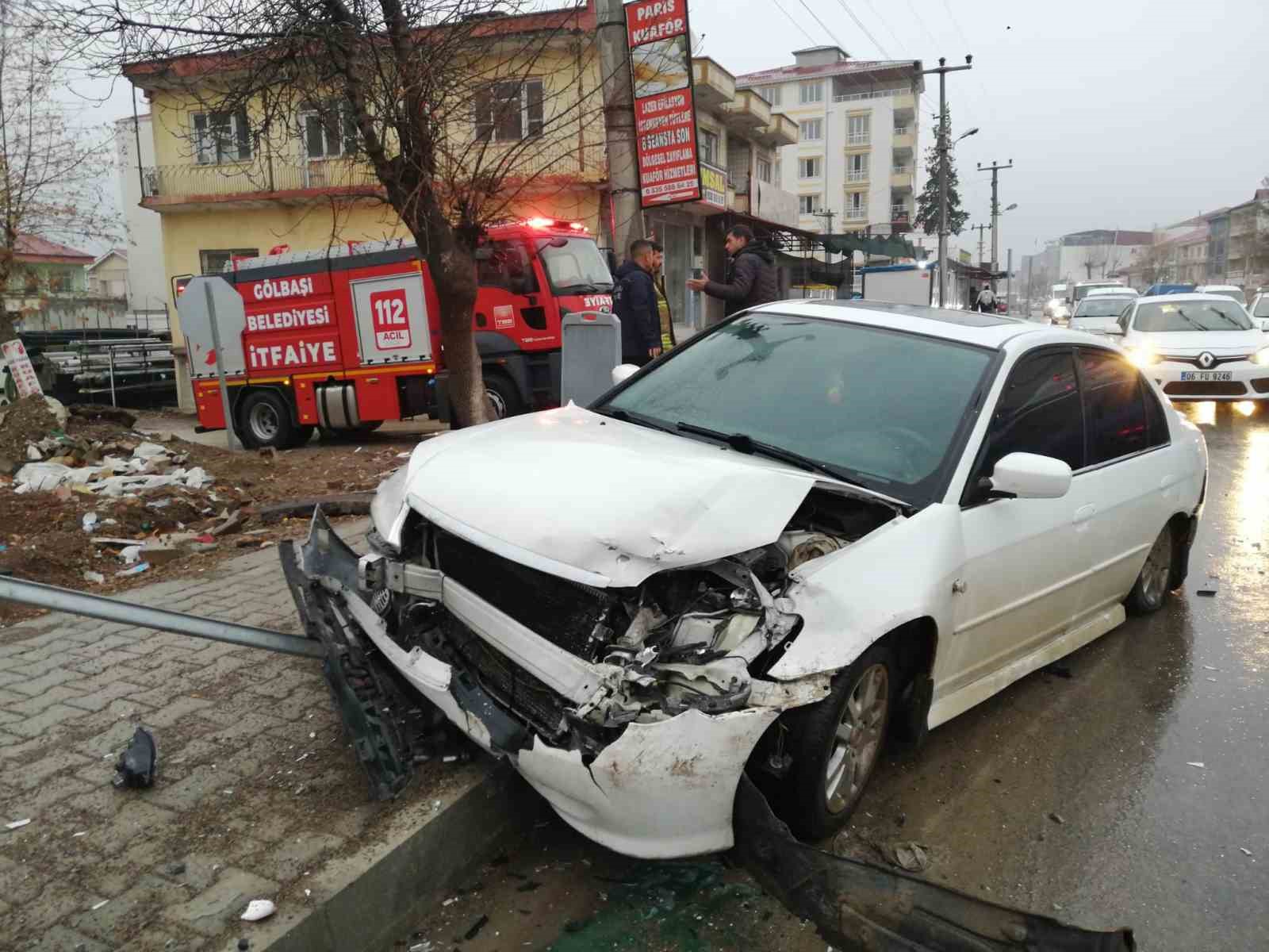 Minibüs ile otomobil çarpıştı: 3 yaralı
