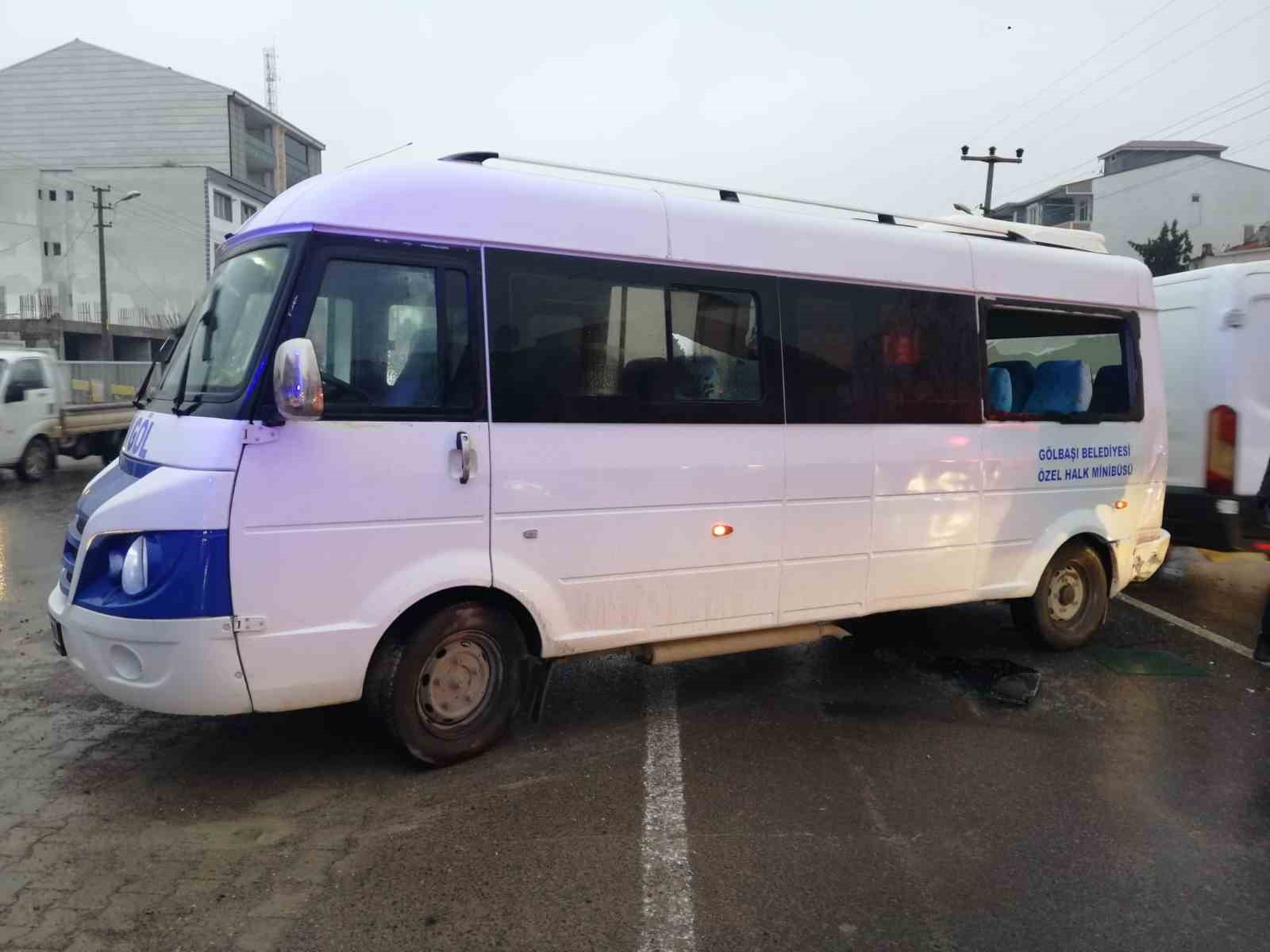 Minibüs ile otomobil çarpıştı: 3 yaralı
