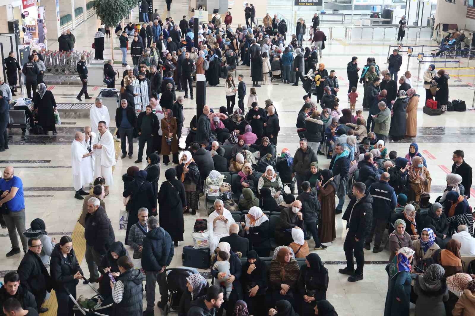 Elazığ’da umre kafilesini yüzlerce kişi uğurladı
