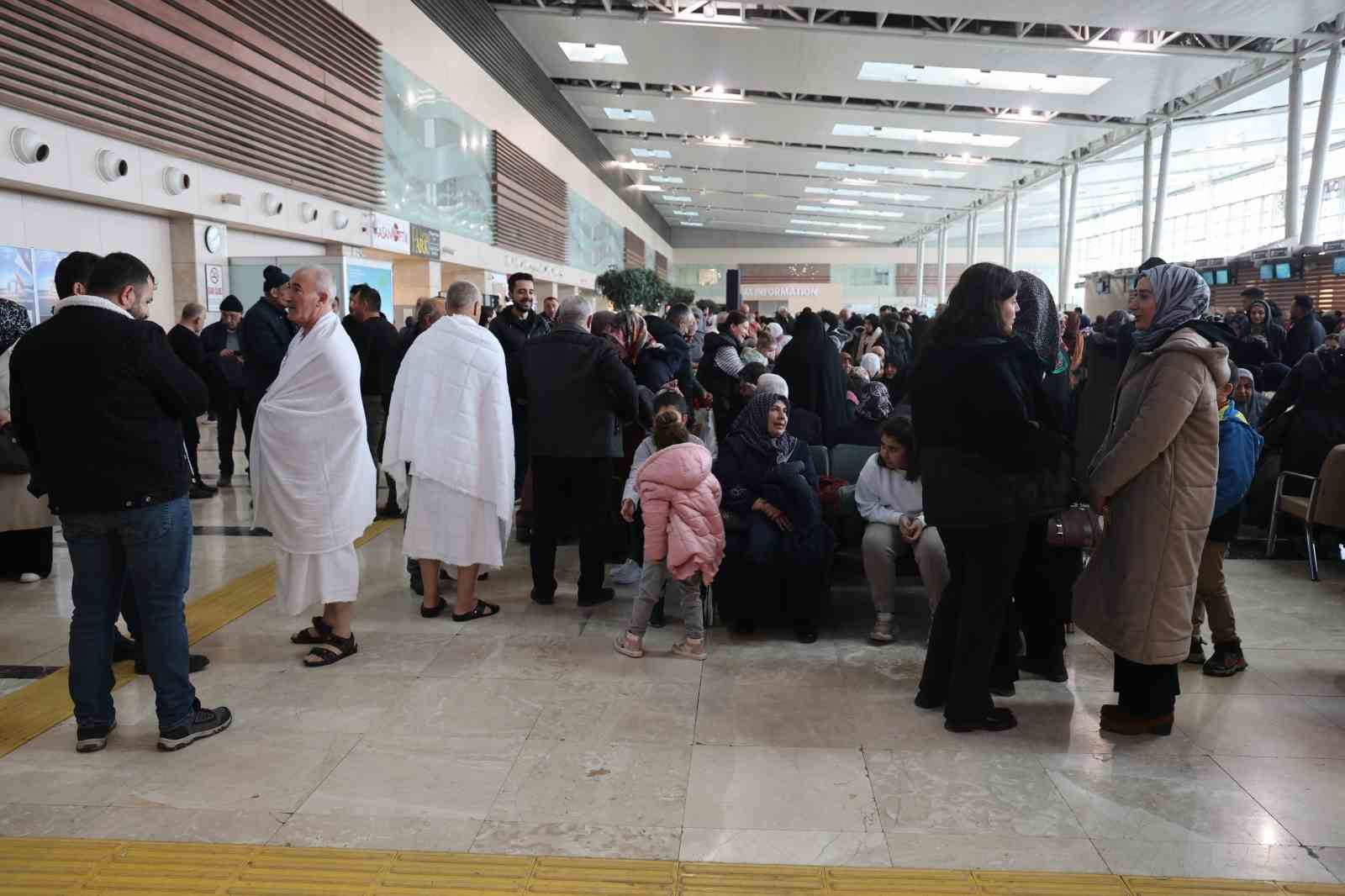 Elazığ’da umre kafilesini yüzlerce kişi uğurladı
