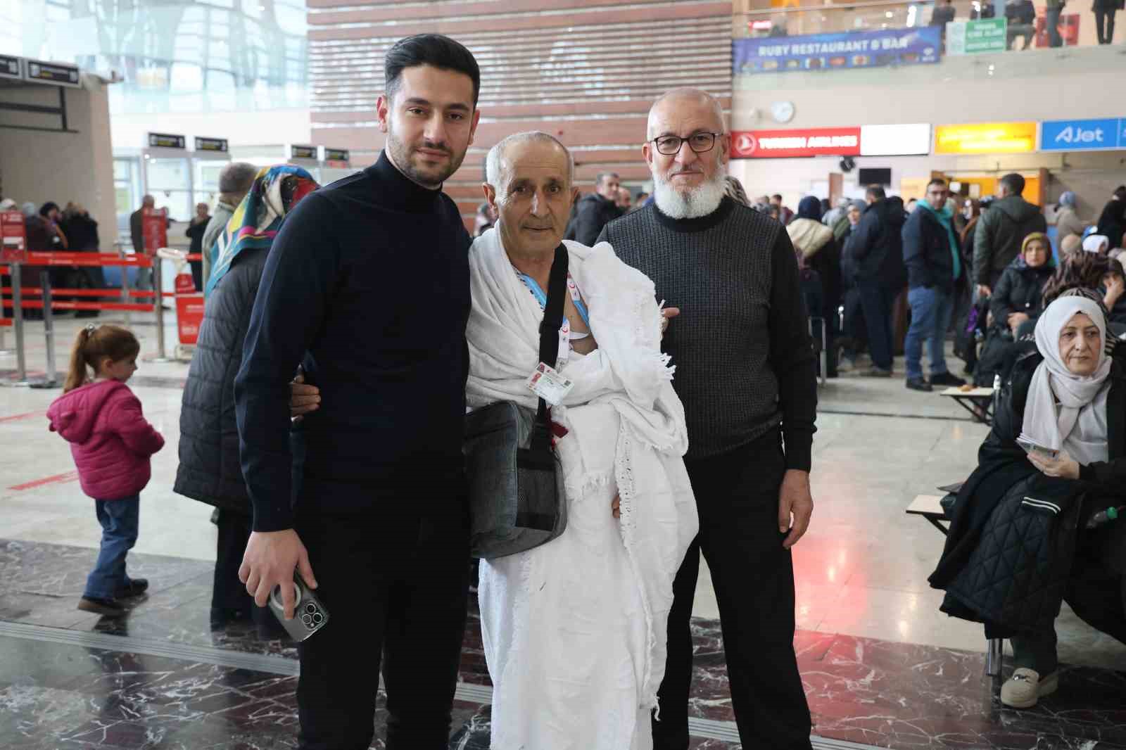 Elazığ’da umre kafilesini yüzlerce kişi uğurladı
