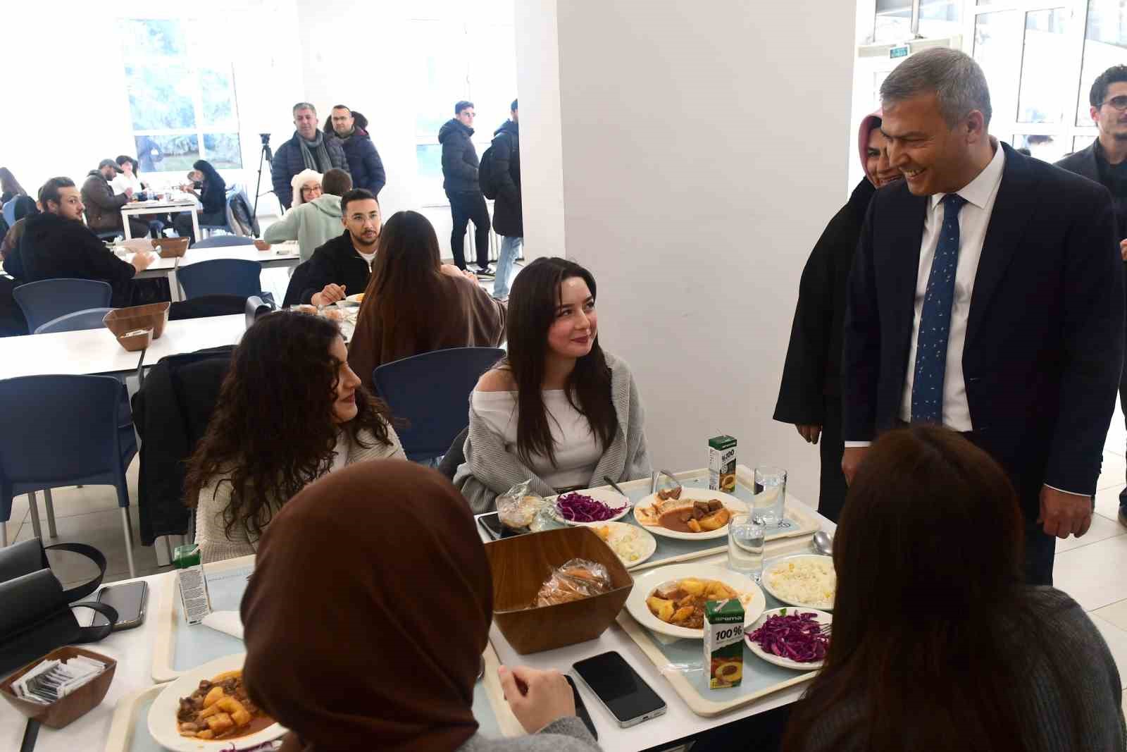 Yıllar önce öğrenci olarak geldiği yemekhaneye şimdi rektör olarak geldi
