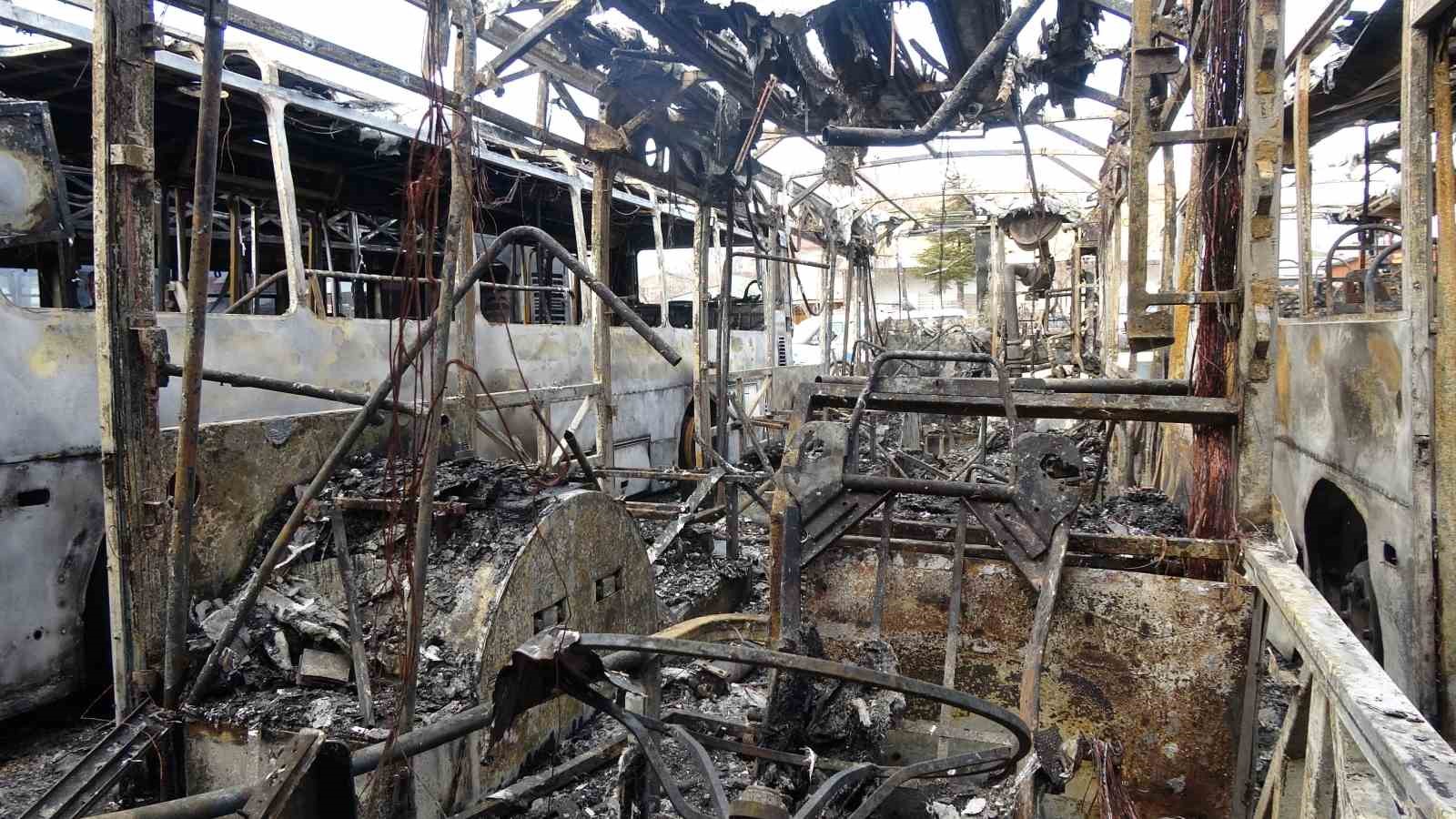 Burdur’da alev alev yanan 6 halk otobüsünde kundaklama iddiası
