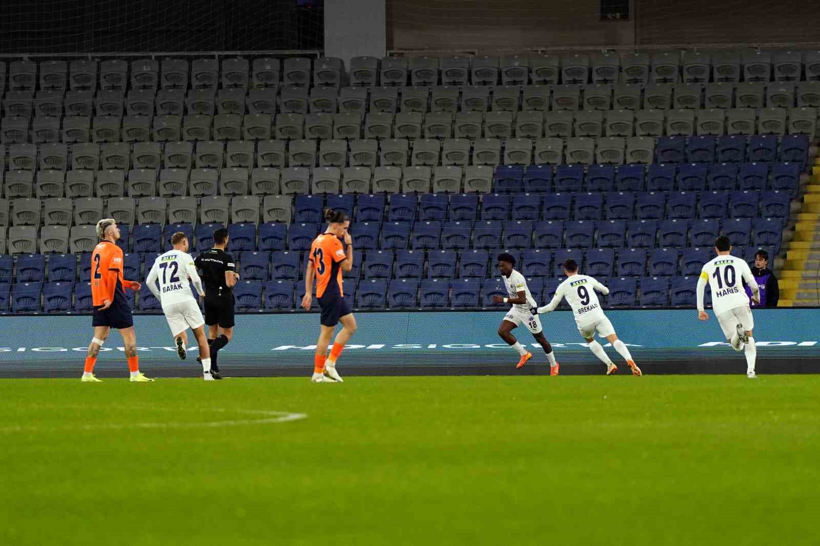 Trendyol Süper Lig: Başakşehir: 1 - Kasımpaşa: 1 (Maç devam ediyor)
