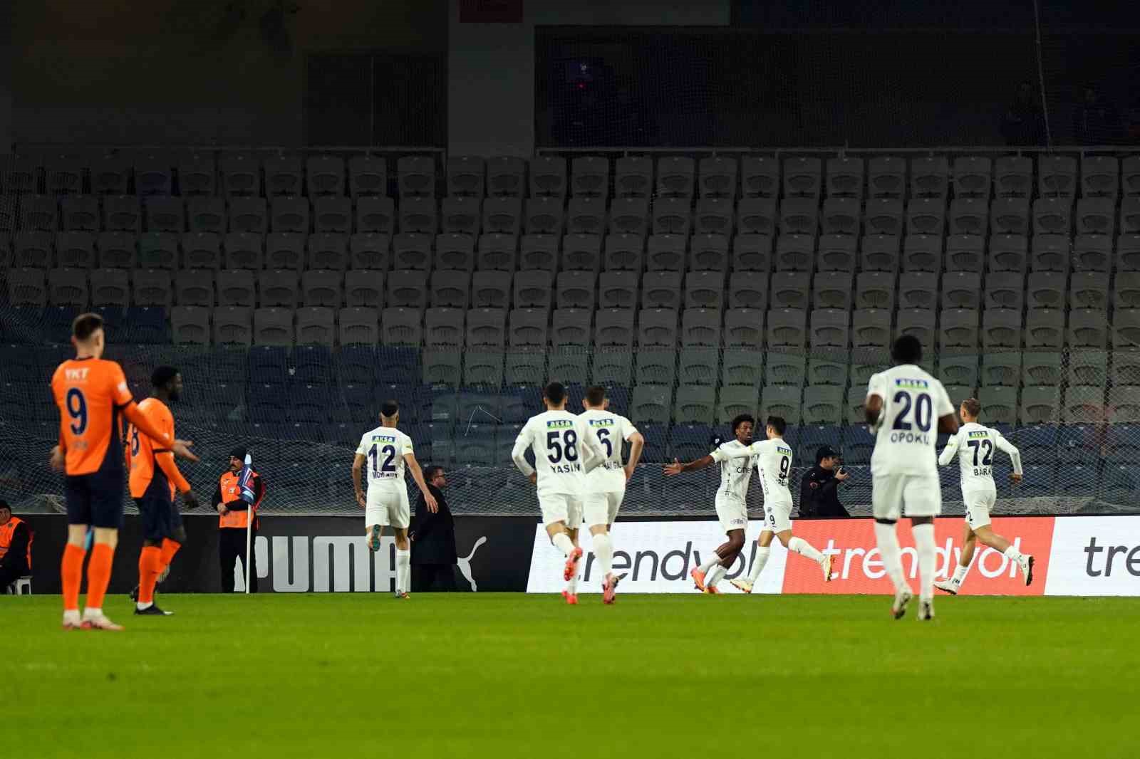 Trendyol Süper Lig: Başakşehir: 1 - Kasımpaşa: 1 (Maç devam ediyor)
