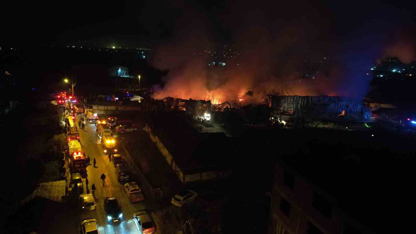 Bursa’da gıda deposundaki yangın geceyi aydınlattı
