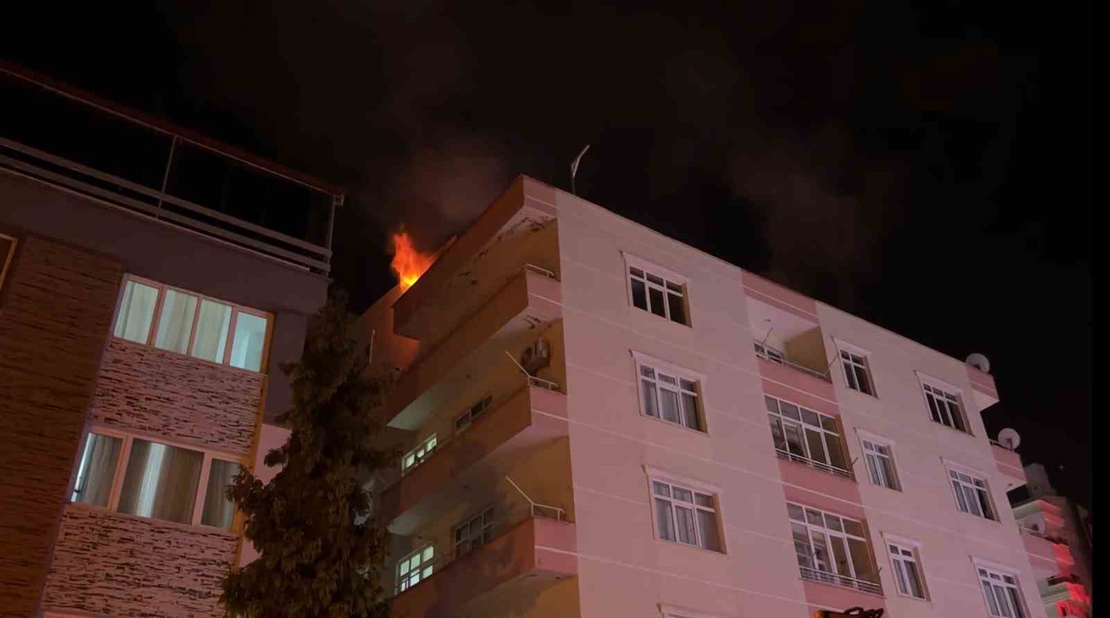 Samsun’da korkutan yangın: Çatı katı alevlere teslim oldu
