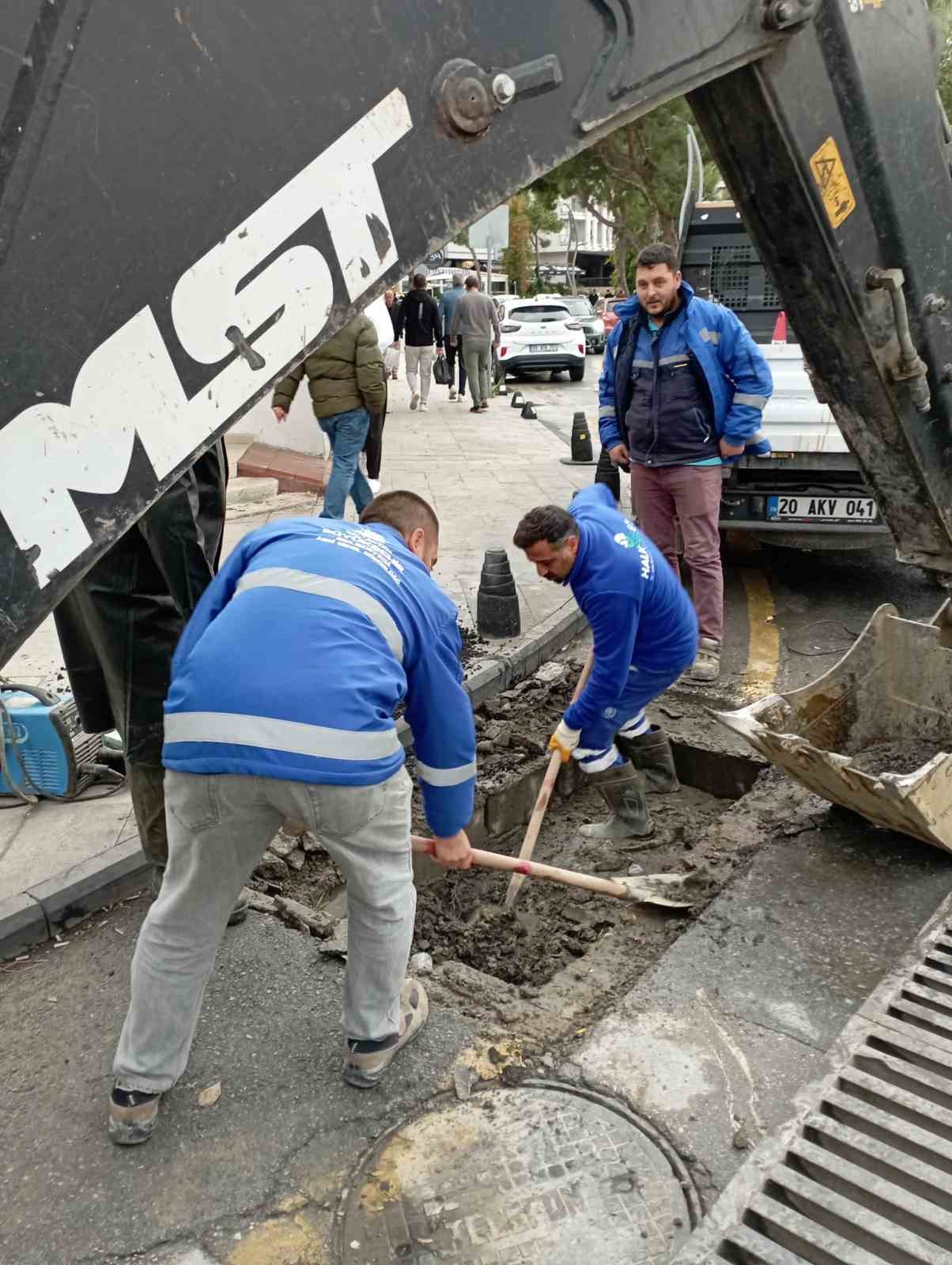 ASKİ ve Büyükşehir Belediyesi ekipleri teyakkuza geçti
