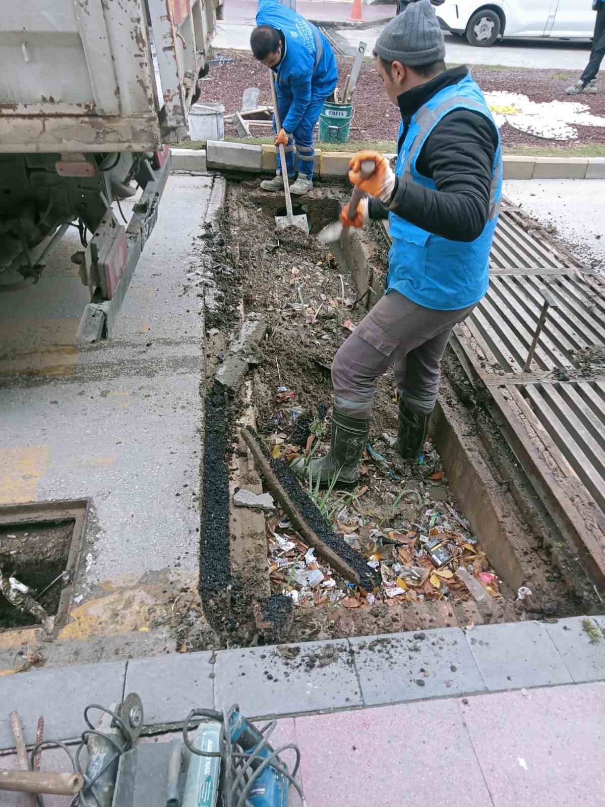 ASKİ ve Büyükşehir Belediyesi ekipleri teyakkuza geçti
