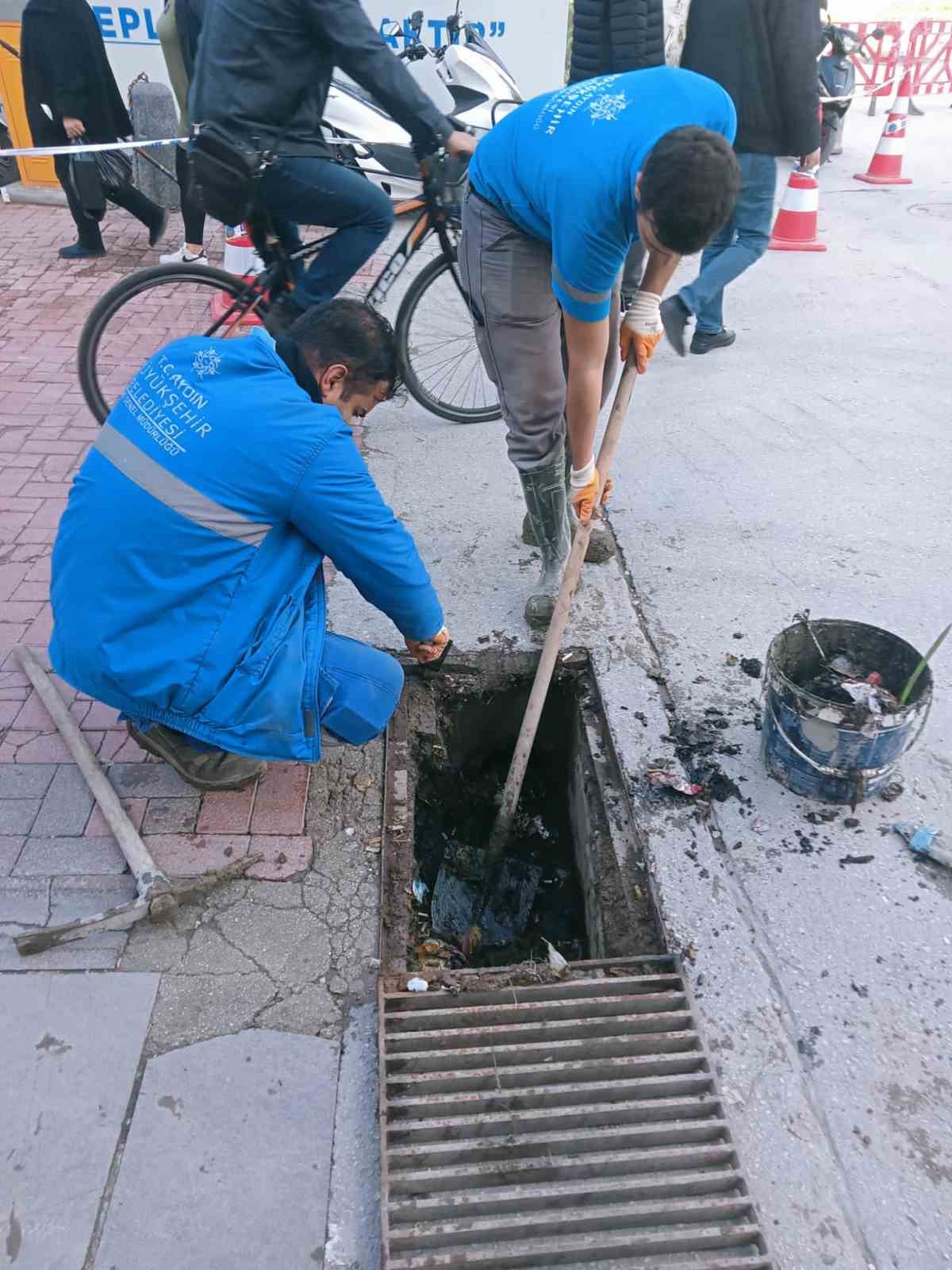 ASKİ ve Büyükşehir Belediyesi ekipleri teyakkuza geçti
