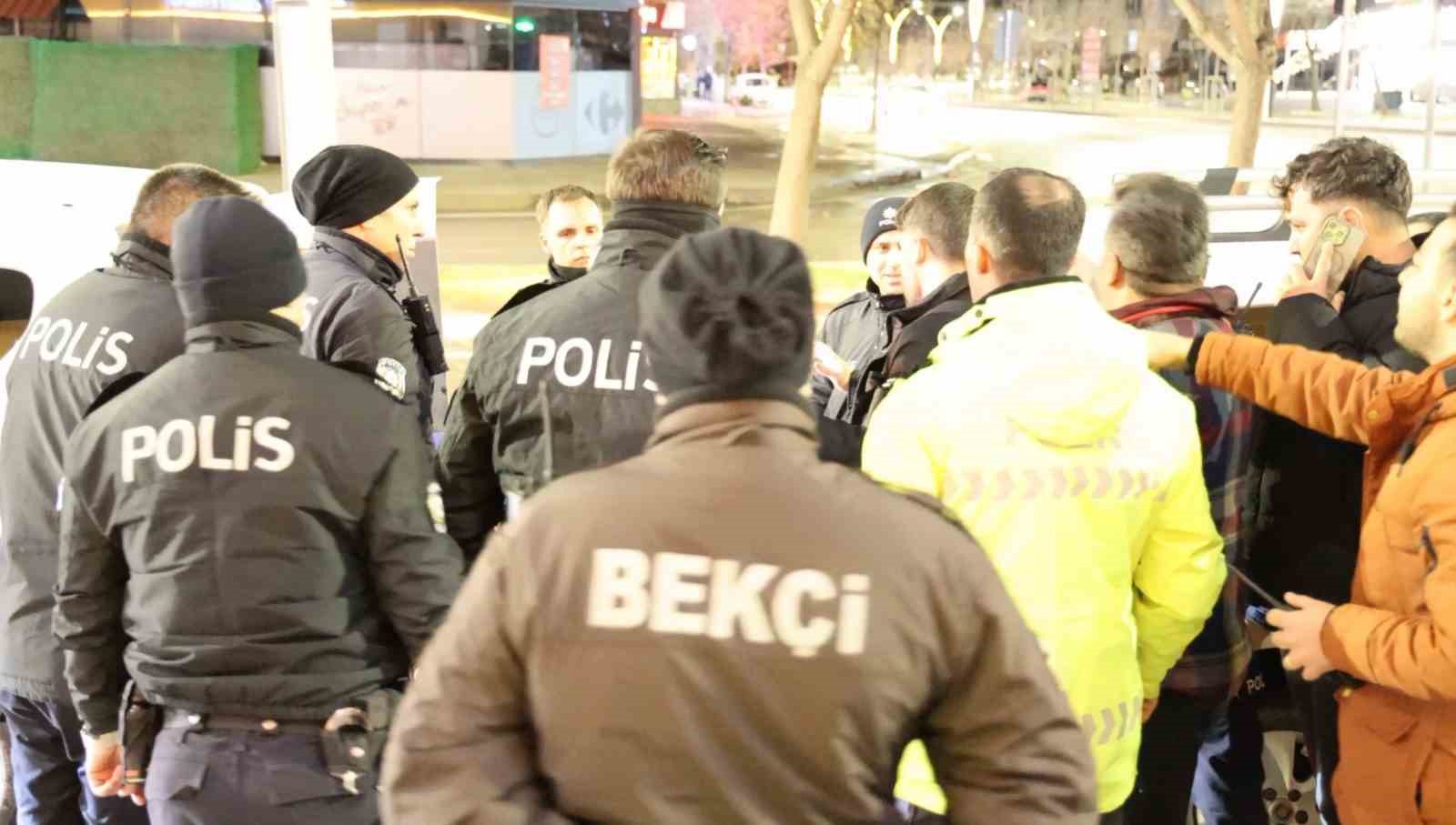 Kendini araca kilitleyen alkollü sürücüyle polisin imtihanı ecel teri döktürdü
