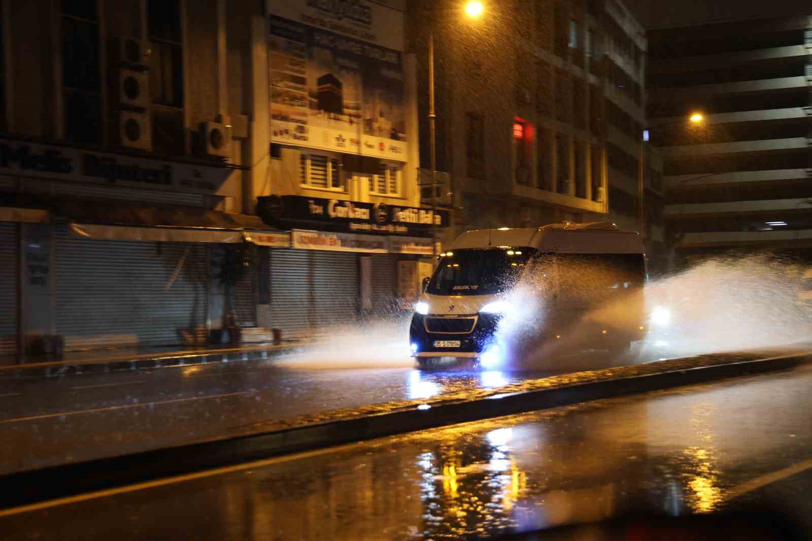 İzmir’de sağanak yağış etkili oluyor
