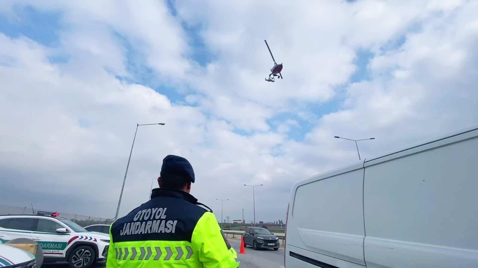 Otoyolda ’cayrokopter’le denetim: 20 araca cezai işlem uygulandı, 3 aranan şahıs yakalandı
