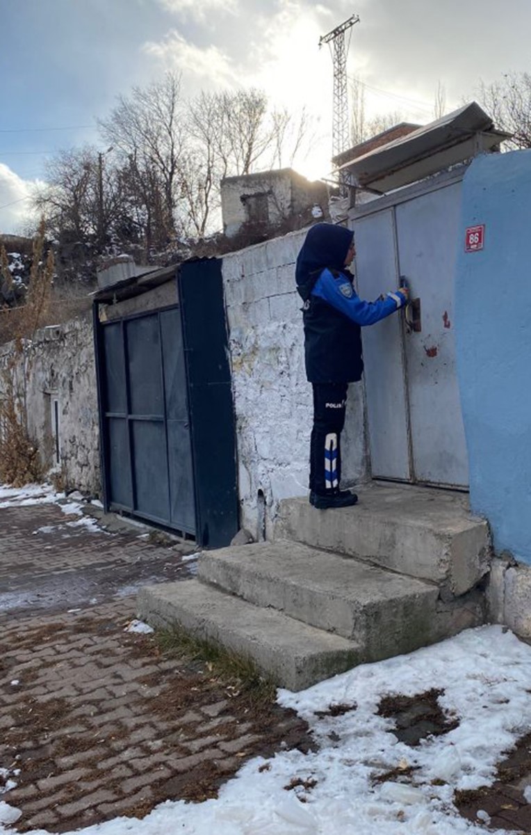 Kars’ta polis karbonmonoksit zehirlenmelerine karşı broşür dağıtarak uyardı
