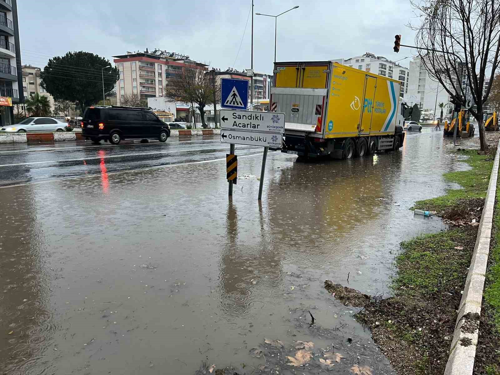 İncirliova’da karayolu göle döndü
